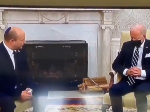 Ten film robi furorę w sieci. Czy Biden zasnął podczas spotkania z Naftalim Bennetem?