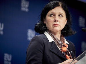 „Ufam polskiemu rządowi”. Wiceszefowa KE zapytana o stan wyjątkowy przy granicy z Białorusią