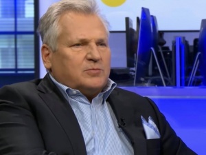 „Politycznie rząd działa słusznie, humanitarnie…”. Kwaśniewski zapytany o sytuację na granicy z Białorusią