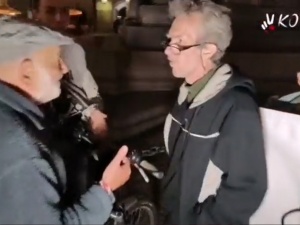 [VIDEO] Starszy Pan skwitował w krótkich żołnierskich słowach wulgarną pikietę na Rynku w Krakowie