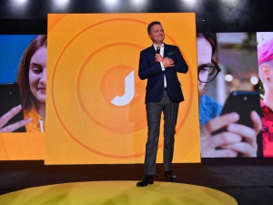 „Tajemniczym gościem” Hołowni jest… aplikacja na smartfony. Fala komentarzy internautów