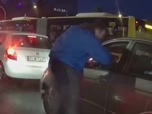 [VIDEO] Agresor zaatakował kierowcę na światłach. Takiej reakcji się nie spodziewał