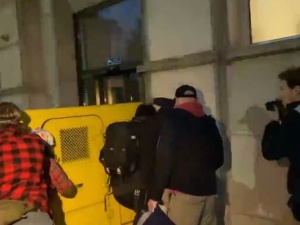 [video] Awantura pod Ministerstwem Aktywów. Aktywiści Greenpeace zablokowali wejście kontenerami