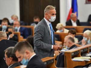 Senator PiS zagłosował z opozycją ws. ustawy medialnej. Teraz tłumaczy dlaczego