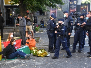Greenpeace protestował pod ministerstwem. „Kilkanaście osób spiętych łańcuchami”