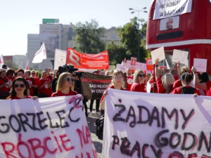 „Czerwony marsz” na ulicach Warszawy. Strajkują pracownicy sądów i prokuratury