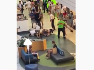 [video] Bójka w centrum handlowym w Warszawie. Turcy mieli obrażać dziewczynę Polaka