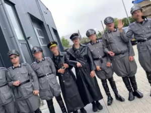 Skandal w Holandii. Mężczyźni przebrani w nazistowskie mundury odrywali scenę likwidacji żydowskiego więzienia