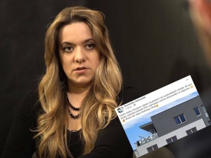 J*b*ć PiS. Radna KO chwali się banerem. Polityk PiS widzi ten napis każdego dnia