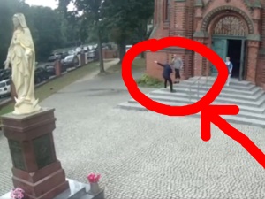 [VIDEO] Jest kolejne nagranie ze Szczecina. Tak napastnik bił księdza