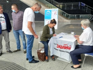 Na łódzkich dworcach zbierano podpisy pod emerytury stażowe