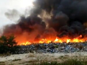 [VIDEO] Pożar nielegalnego składowiska odpadów na Dolnym Śląsku. Strażacy walczą z ogniem