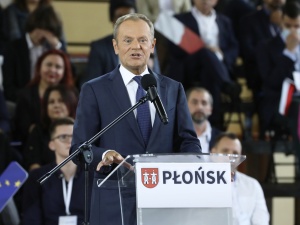 Właśnie wyrzucił Jachirę, Sterczewskiego, Nitrasa i naubliżał GW i TVN. Gorące komentarze po przemówieniu Tuska