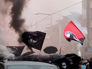 [VIDEO] Płonące barykady w Lipsku. Zamieszki lewackich bojówkarzy w obronie podejrzanej o przemoc ekstremistki