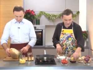 [VIDEO] Znak krzyża na chlebie. Tusk splagiatował Andrzeja Dudę?