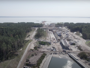 Przekop Mierzei Wiślanej. Co nowego? Trwa montaż wielkiej stalowej bramy [WIDEO]