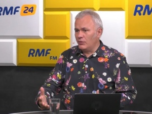 Kolejny poseł przyłapany na imprezie u Mazurka. „Schował się za drzewem…” [FOTO]