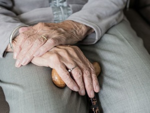 Suwałki: Wnuk wyrzucił babcię przez balkon; w wyniku obrażeń kobieta zmarła. Jest opinia psychiatrów