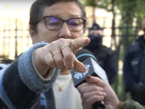 Wypad! Zaraz walnę!. Agresywna reakcja obrończyni demokracji na pytanie Pyta.pl [VIDEO]