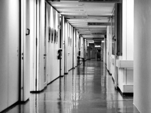 Ordynator warszawskiego szpitala: Na oddziale zakaźnym głównie niezaszczepieni 30 i 40-latkowie