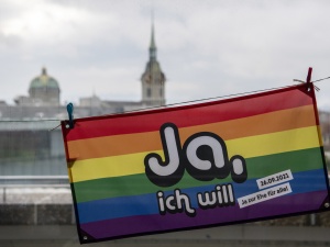 Szwajcarzy zdecydowali. „Małżeństwa homoseksualne” i adopcja dzieci przez pary tej samej płci będą legalne