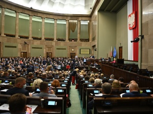 [SONDAŻ] Fotel lidera niezagrożony. W Sejmie znalazłoby się aż sześć ugrupowań