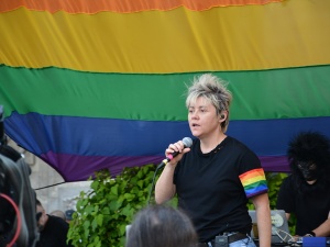 Polska była i umarła. Polska się skończyła. Śpiewa Maria Peszek