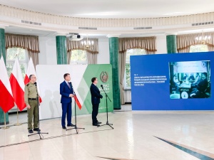 Egzekucje, dekapitacje, broń.... Pokazano szokujące zdjęcia z telefonów imigrantów