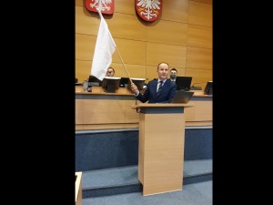 Biała flaga na sesji Sejmiku Małopolskiego. Czy poseł PO zniszczył flagę Polski?