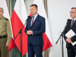 Przekaz dla debili. Dziennikarze wiodących mediów kontratakują po konferencji prasowej o zdjęciach imigrantów