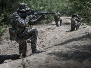 Celowanie z karabinów w polskich żołnierzy, oddawanie pustych strzałów... Tak Białorusini prowokują na granicy
