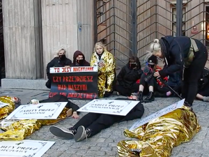 Protest przed ministerstwem edukacji. Część aktywistów… przykleiła się do ziemi