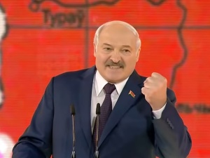 Białoruska straż graniczna przyznaje, że wydała migrantom mundury! Kuriozalne tłumaczenie
