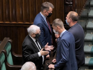 [SONDAŻ] Najwyższy wynik PiS od wielu miesięcy. Ile zdobyłby wspólny blok Polski 2050, PSL i Porozumienia?