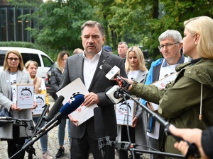 [Video i foto] Solidarność złożyła w Sejmie podpisy pod projektem ustawy #EmeryturaZaStaż