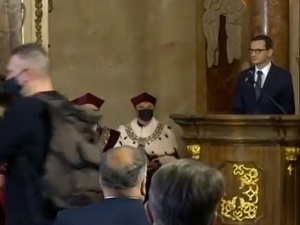 [video] Macie krew na rękach!. Awantura na spotkaniu z premierem na Uniwersytecie. Wśród zakłócających... profesorowie uczelni
