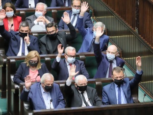 Błaszczak i Kaczyński przyłapani przez fotoreporterów w Sejmie. Co oglądali na tablecie? [FOTO]