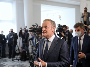 [sondaż] Miał być rycerzem na białym koniu, tymczasem... Polacy typowali lidera opozycji