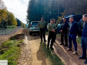 Wiceminister MSWiA i szef Agencji Frontex z wizytą granicy polsko-białoruskiej