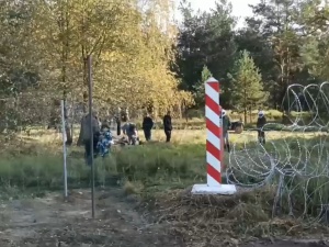 [VIDEO] Migrant wraz z dzieckiem pozuje do zdjęcia. MON pokazuje nagranie