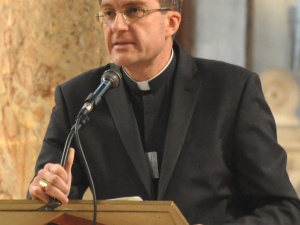 Przewodniczący Episkopatu Francji: To my mieliśmy kolonie, nie zrzucajmy winy na Europę Wschodnią