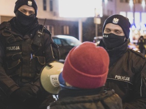 Nominowana do tytułu Warszawianki Roku. Szarpała i kopała policjantów. Sąd skazał tzw. Babcię Kasię