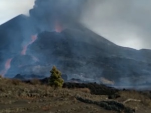 [VIDEO] Groza na wyspie La Palma. Rzeką lawy płyną bloki skały wielkości trzypiętrowego budynku