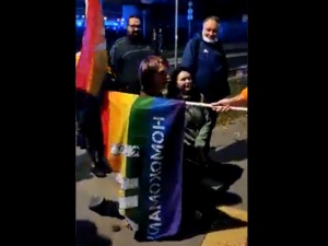 Była przysięga, klękanie i pasowanie flagą LGBT. Homokomando przyjęło nowych homokomandosów [VIDEO]