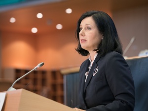 Komisarz Jurova w amoku. Unia Europejska zacznie się rozpadać, jeśli nie zakwestionuje orzeczenia polskiego TK
