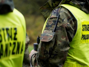 SG: Obywatel Niemiec wiózł 19 imigrantów kamperem