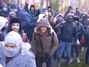 [VIDEO] Siłowe forsowanie granicy. Rośnie presja. Straż Graniczna publikuje film