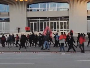 [VIDEO] Albańczycy obrzucili Polaków kuflami po piwie, a potem rzucili się na nich. Awantura przed meczem 