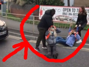 Co to ma być k..wa!. Polka z czarnoskórym kolegą pacyfikują blokadę ekologów w Wielkiej Brytanii [VIDEO]