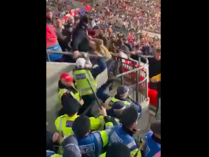 Szokujące sceny na Wembley. „Policjanci w pełnym odwrocie” [WIDEO]